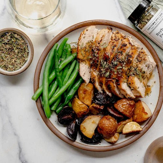 Roast chicken with green beans and roasted potatoes seasoned with Herbs of provence 